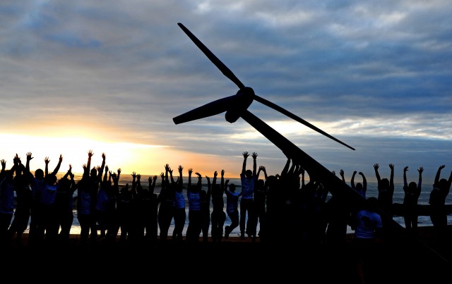 Des activistes dressent une éolienne pendant la COP de Durban