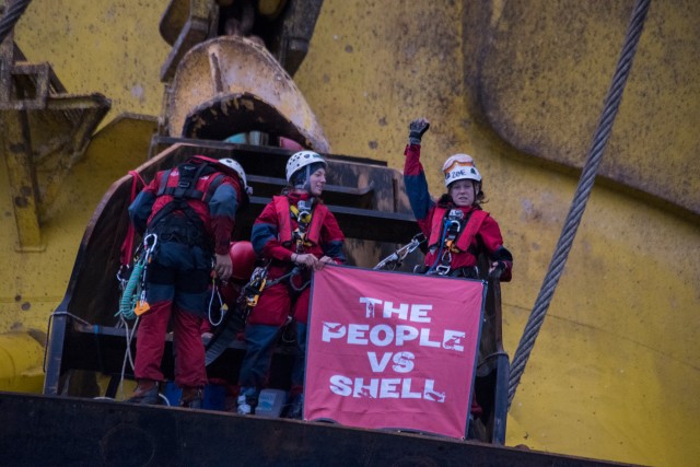 Des activistes de Greenpeace sur une plateforme pétrolière de Shell