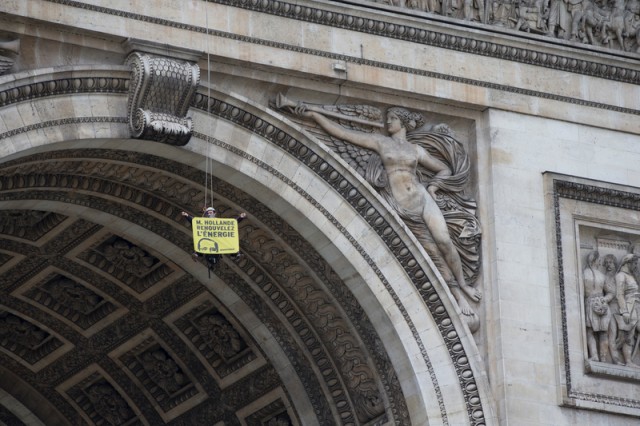 Un activiste de Greenpeace suspendu à l'Arc de Triomphe pour demander 100% de renouvelables pour tous © Pierre Baelen / Greenpeace