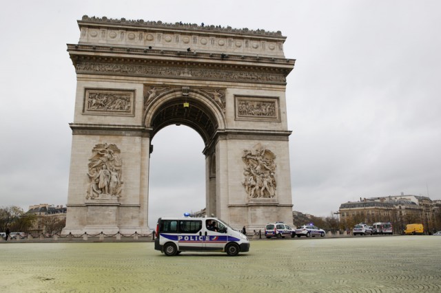 Let's the sun shine ! Peinture solaire Place de l’Étoile © Simon Lambert / Greenpeace