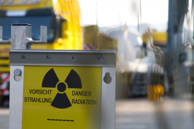 Déchets nucléaires transportés par train entre la France et la Suisse © Christian Schmutz / Greenpeace, 2011