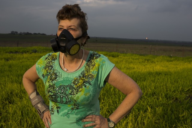 Une femme porte un masque à gaz contre la pollution atmosphérique liée au gaz, au Texas, en mars 2015 © Les Stone / Greenpeace