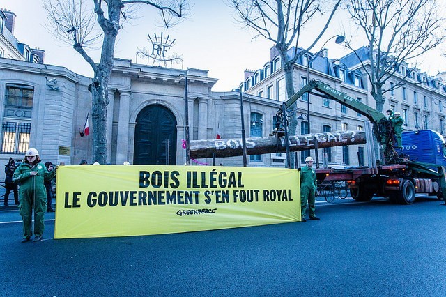 Action du 4 mars 2015 devant le ministère de l’Écologie © Greenpeace / Pierre Baelen