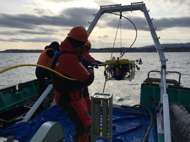 Recherche scientifique à bord du Rainbow Warrior, au large de Fukushima, février 2016 © Cornelia Deppe-Burghardt / Greenpeace