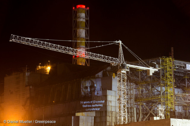 Greenpeace a célébré le triste anniversaire de l'accident de Tchernobyl en projetant des messages de soutiens au survivants de la catastrophe sur le sarcophage du réacteur endommagé.