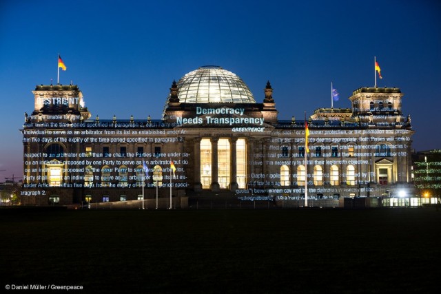 Projection des documents secrets sur le Reichstag, en Allemagne © Daniel Müller / Greenpeace 