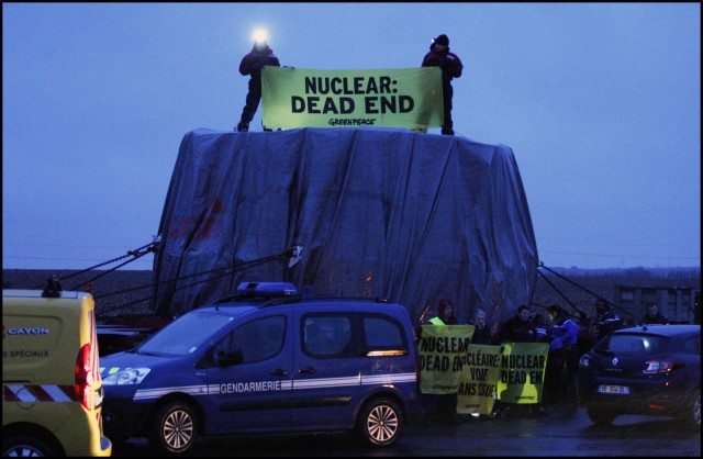 Action lors du transport de la cuve de l'EPR de Flamanville, non-corforme aux exigences de sécurité © Nicolas Chauveau / Greenpeace