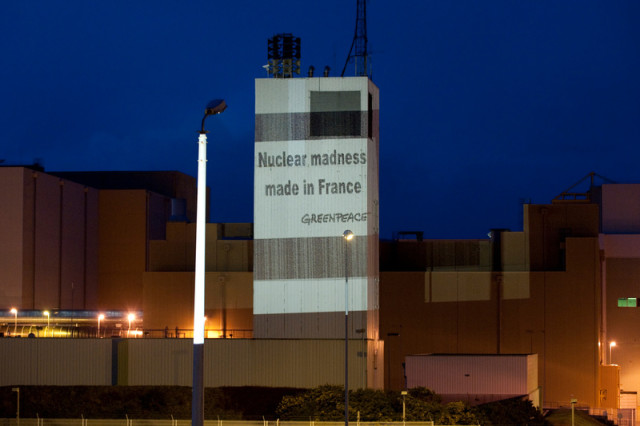 Projection de Greenpeace sur la centrale nucléaire de la Hague, 2009 © Pierre Gleizes / Greenpeace