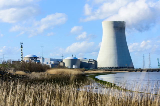 Centrale nucléaire de Doel, en Belgique © Bernd Arnaold / Greenpeace