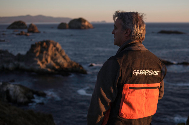 Paul Horsman, directeur de campagne pour Greenpeace Andino et biologiste marin, s'est joint à la seconde expédition de Greenpeace à Chiloé en compagnie d'une équipe d'experts indépendants pour déterminer les causes de cette catastrophe environnementale