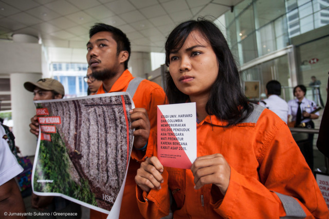  Des militants de Greenpeace Indonésie manifestent à l'intérieur du siège indonésien de la banque HSBC, à Jarkarta. La pétition ciblant HSBC a été signée par plus de 270 000 personnes.