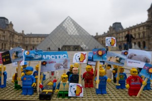 Manifestation de Lego contre les forages de Shell au Louvres