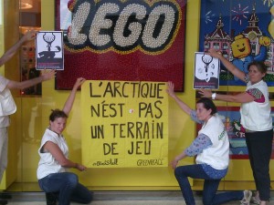 Devant le Lego Store de Disney Land Paris.