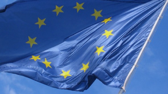 european_flag_in_the_wind