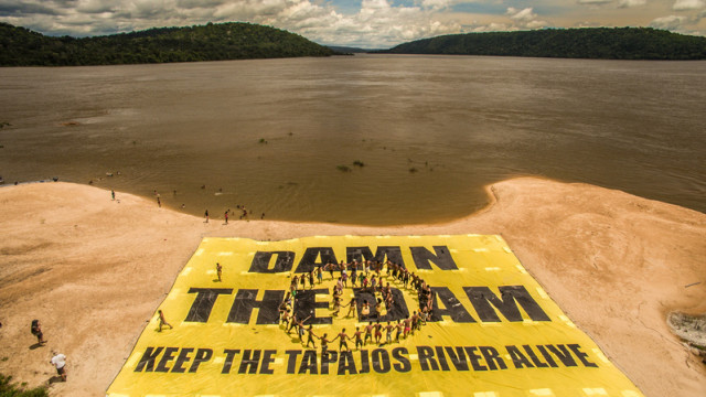 Action groupée des activistes de Greenpeace et du peuple Munduruku pour demander au gouvernement brésilien d'abandonner le projet de méga-barrage © Fábio Nascimento/Greenpeace