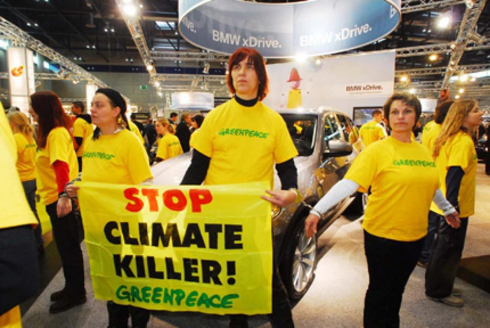 Au salon de l'automobile de Vienne, des bénévoles de Greenpeace questionnent l