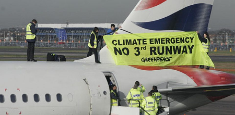 

Stupeur à Heathrow. Ce matin, quatre activistes de Greenpeace ont réussi 