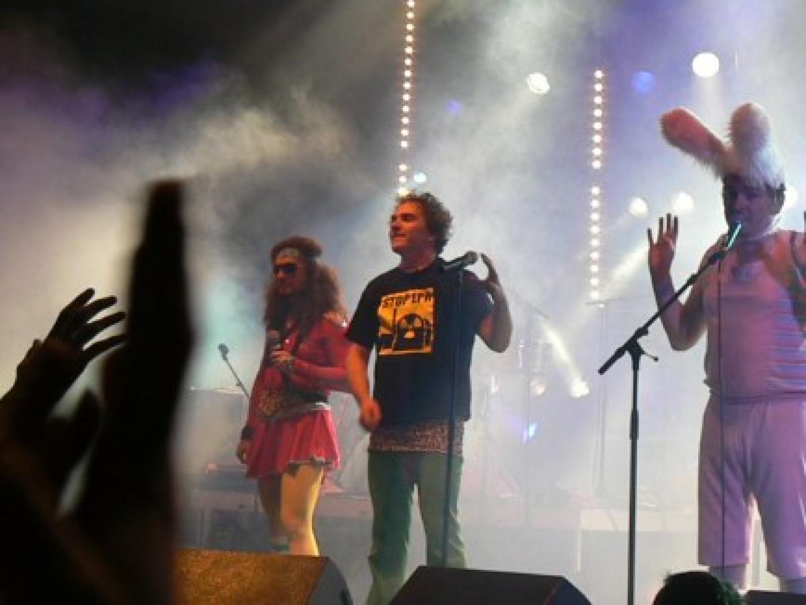 

En soutien à l'action de Greenpeace, les membres du groupe Marcel et son or