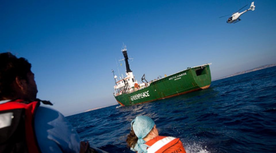 

L’Arctic Sunrise est actuellement à l’ancre à un demi mile nautique de