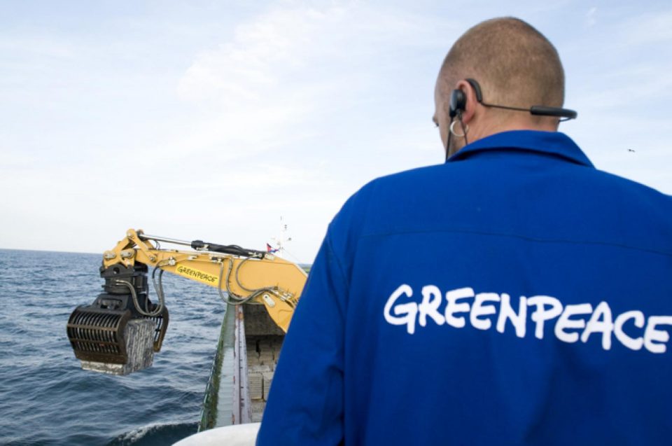 
Mercredi  13 août 2008.  Greenpeace a entamé hier une opération en Mer du