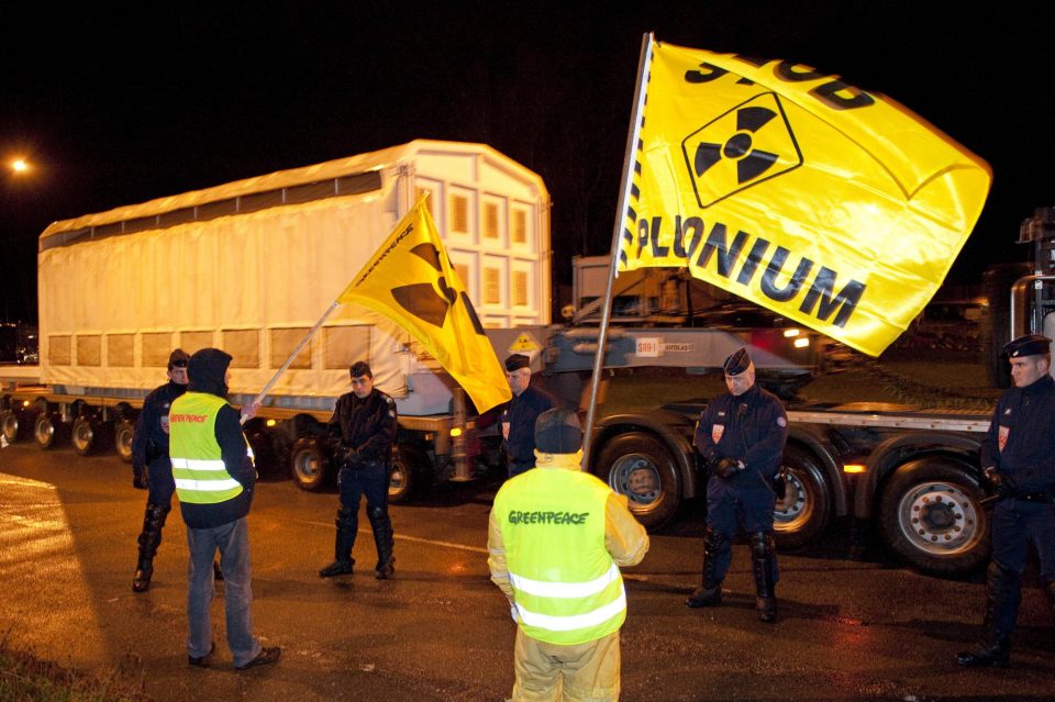 

©Greenpeace/Pierre Gleizes

Cherbourg / Paris, le 4 mars 2009. Dans la nu