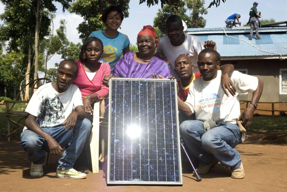 

Kogelo, Kenya -De jeunes kenyans participant au projet Solar Génération in