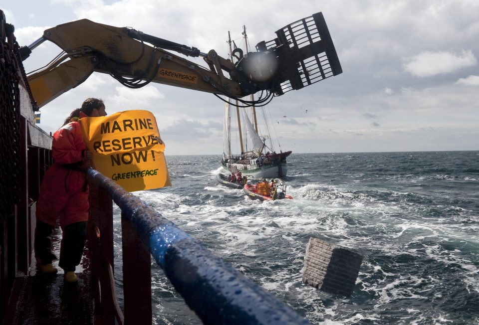 Depuis dimanche, les activistes de Greenpeace naviguent dans eaux suédoises pou