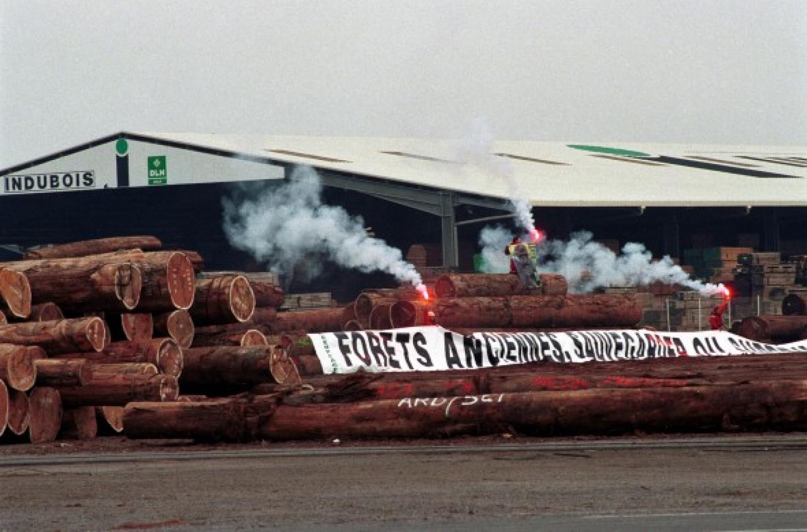 Le 18 novembre, Greenpeace et d'autres ONG ont déposé une plainte visant la fi
