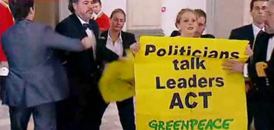 

Hier soir, deux militants de Greenpeace se sont invités au dîner organisé