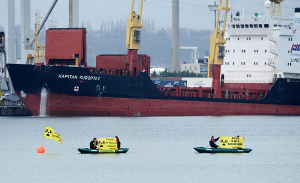 
© Alain Combemorel

Aujourd’hui à 15h30, 6 activistes de Greenpeace ont 