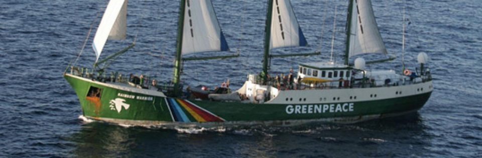 Mardi 18 mai, en fin de matinée, le Rainbow Warrior, le navire amiral de Green