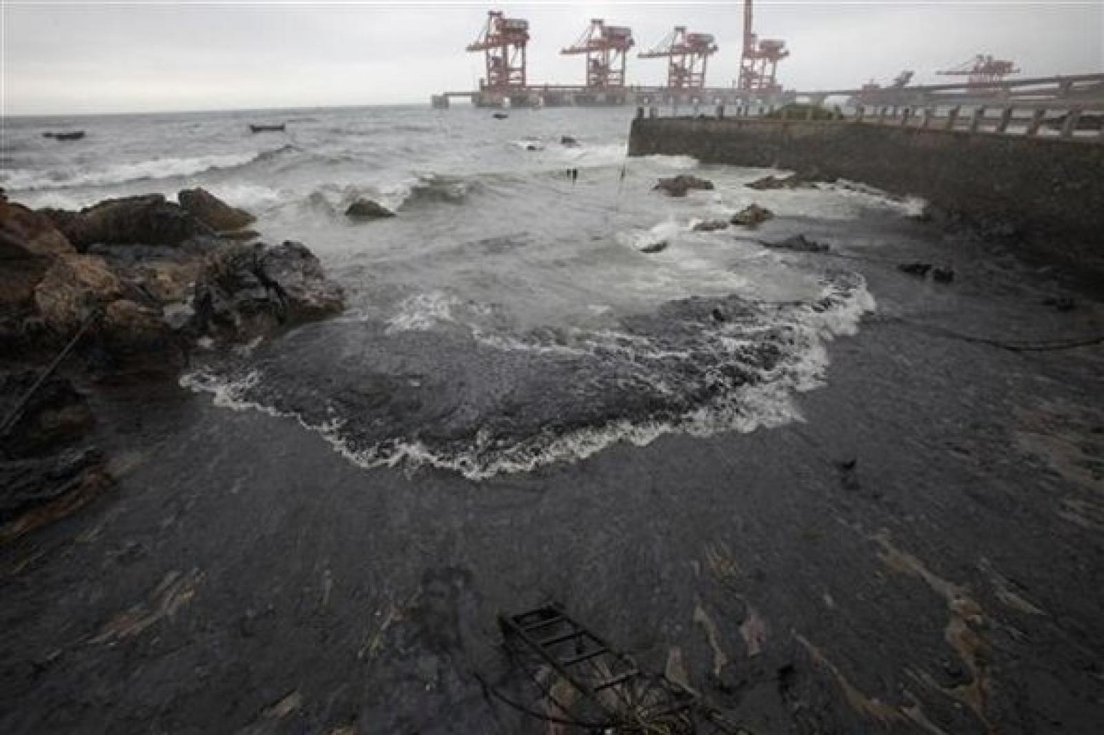 Нефть загрязняет воду. Загрязнение океана разливы нефти. Разлив нефти в море. Баренцево море загрязнение нефтью. Загрязнение Каспийского моря.