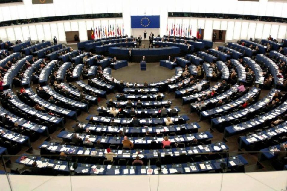 Aujourd’hui, moins d’une semaine après la remise de notre pétition à la C