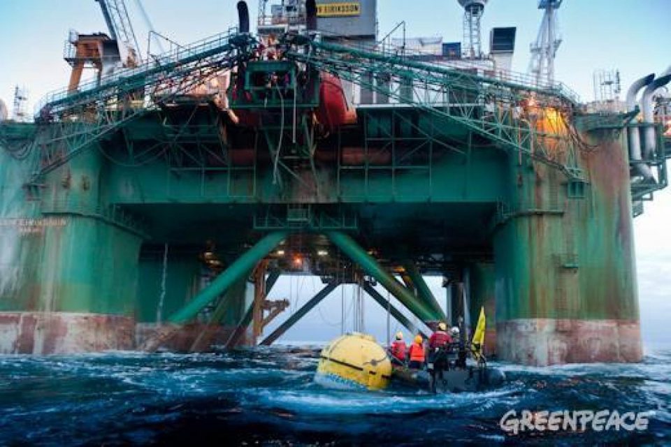 Dimanche 29 mai au matin, des militants de Greenpeace ont abordé une plate-form