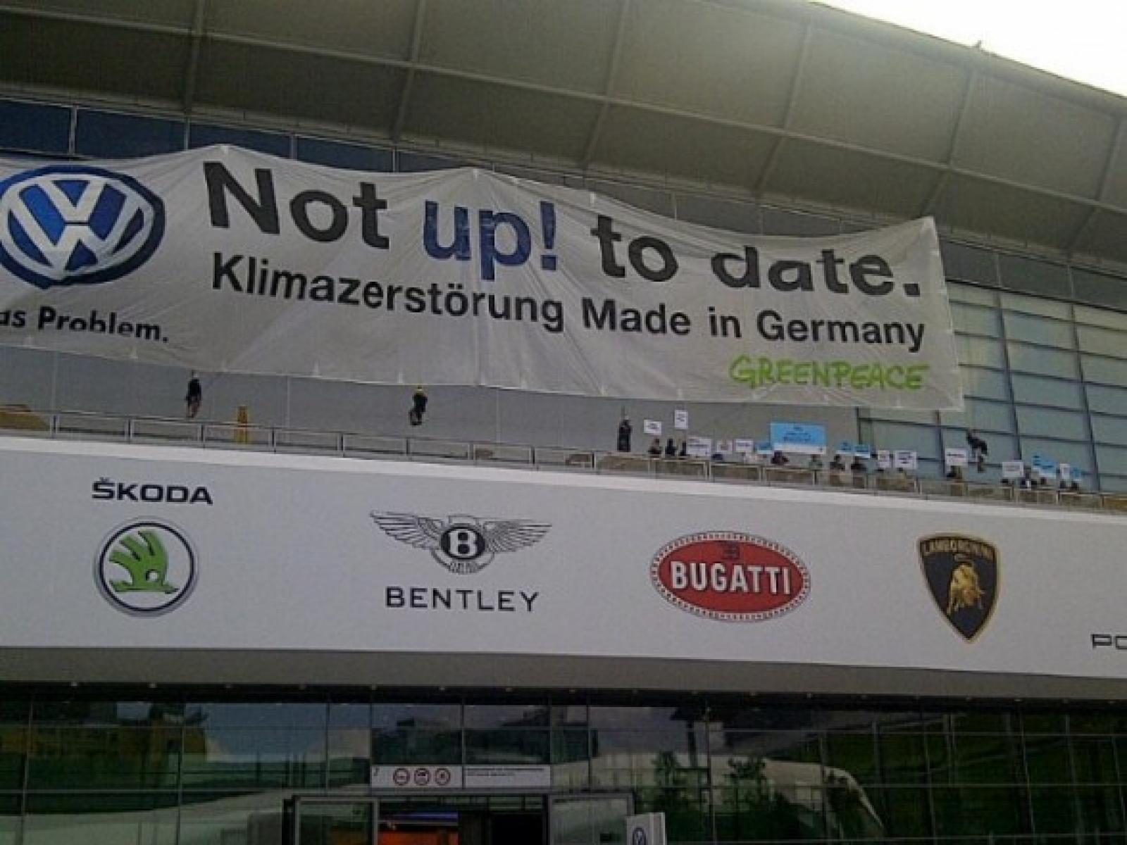 Incroyable, amusant, et vrai :
Il y a quelques instants, des militants de Green