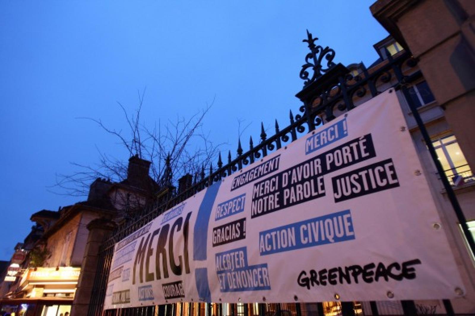 Ce matin, les 9 militants de Greenpeace (6 femmes et 3 hommes âgés de 22 à 60