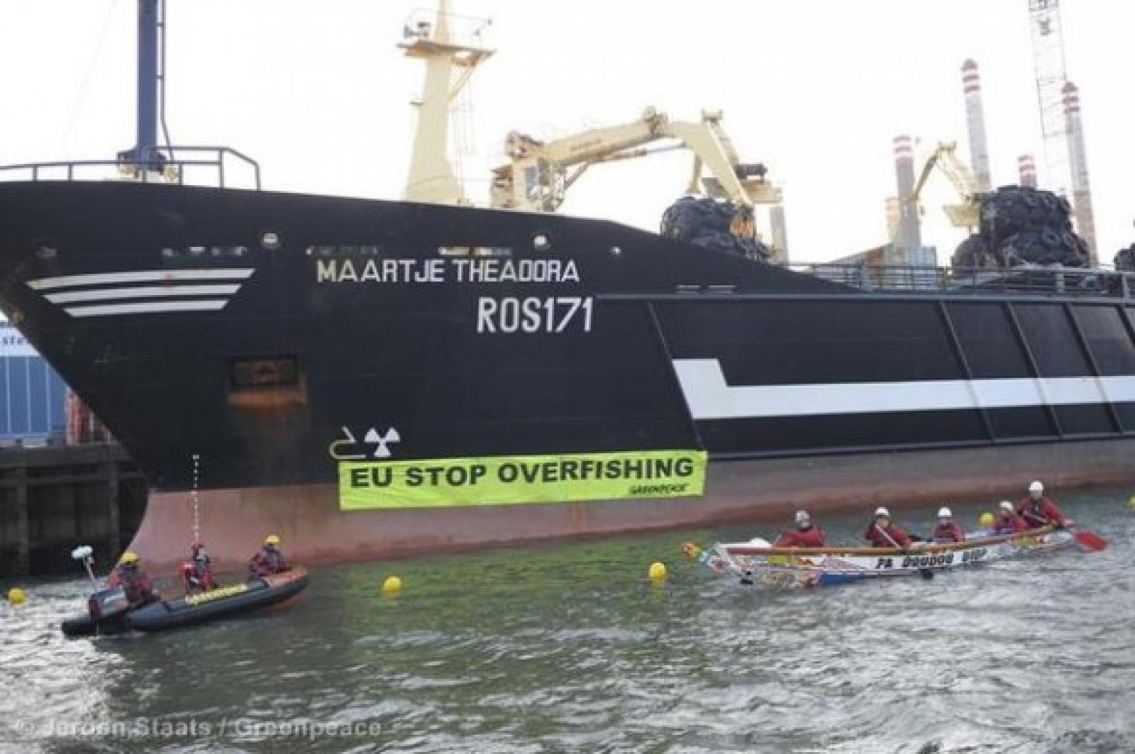 Des militants de Greenpeace ont bloqué hier soir, pendant plus de 5 heures, un 