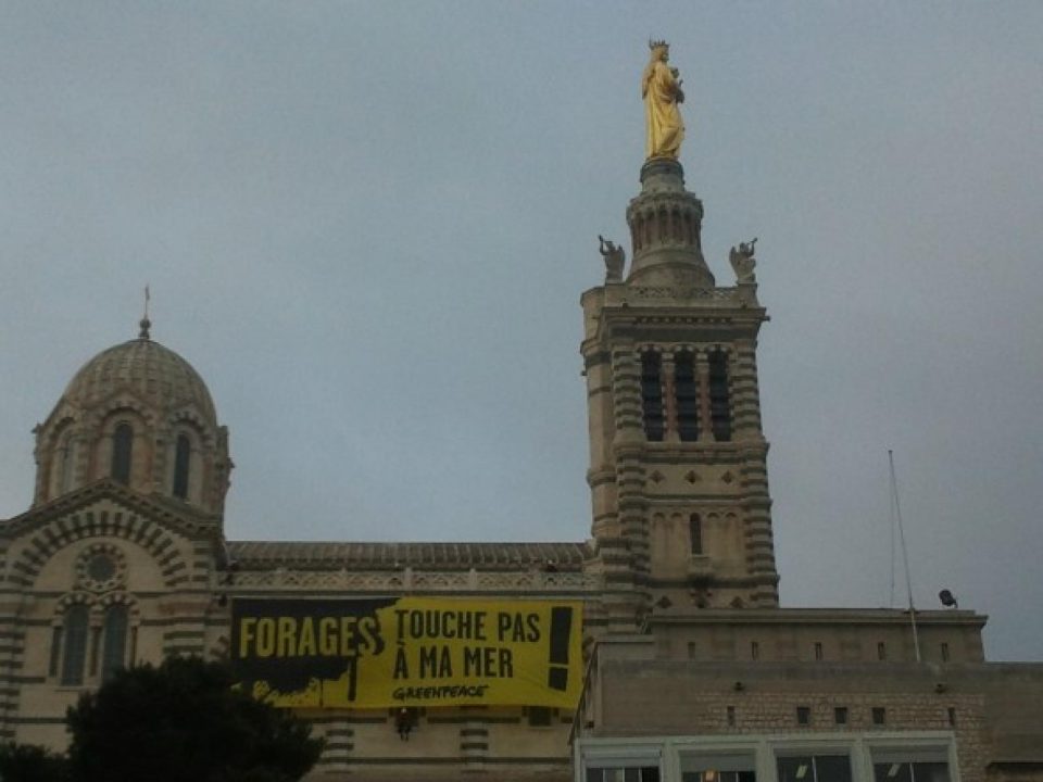 Ce matin, des militants de Greenpeace ont suspendu une banderole indiquant Forag