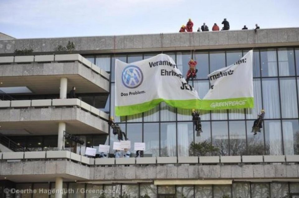 Des militants de Greenpeace étaient présents ce matin à la réunion annuelle 