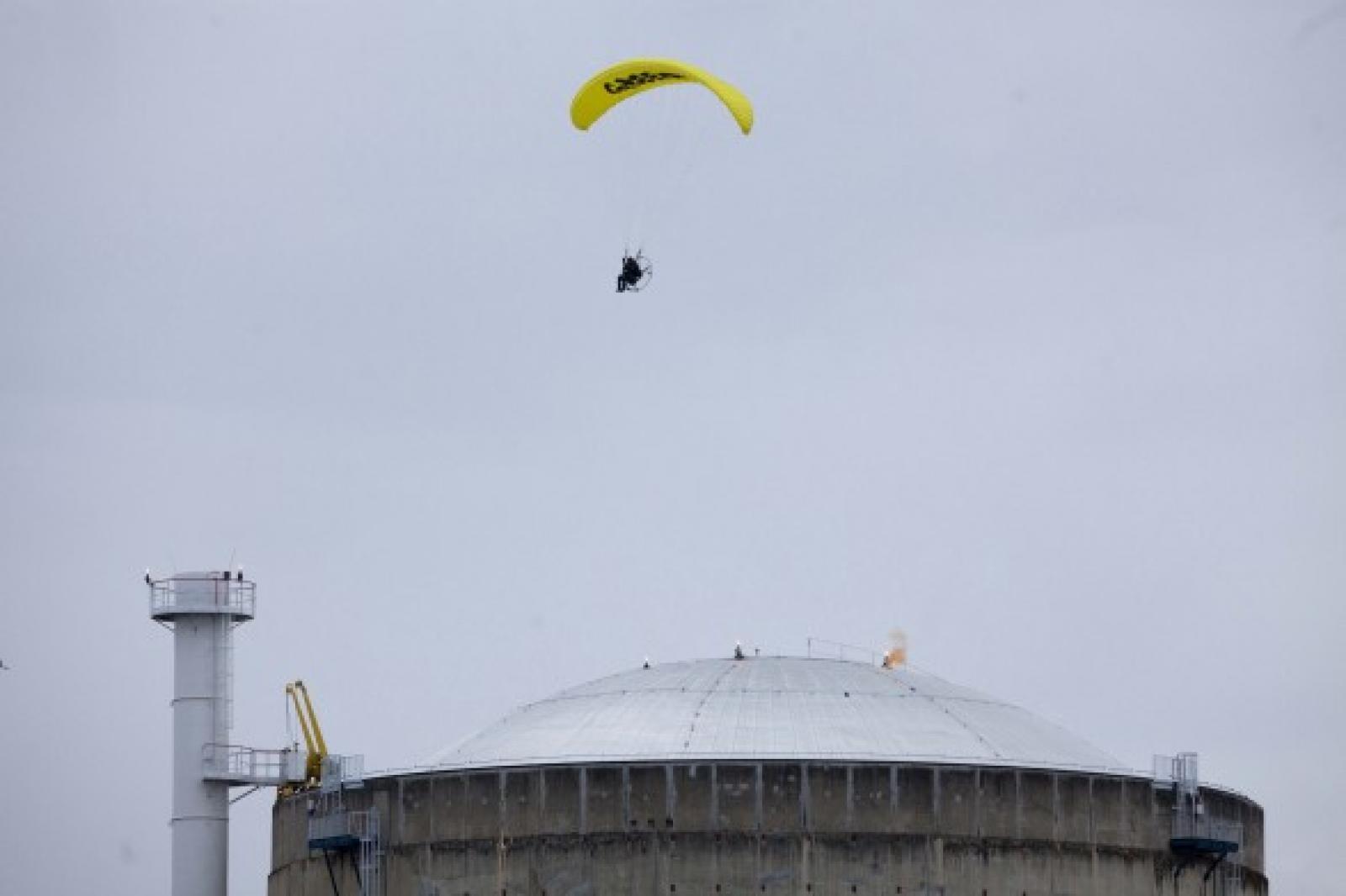 Mise à jour du 3 mai  : Les deux militants de Greenpeace, interpellés suite au