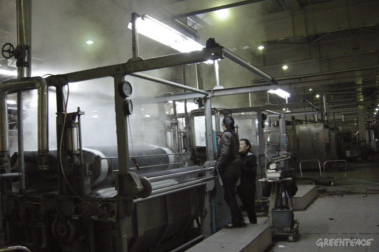 femmes travaillant dans l'industrie textile