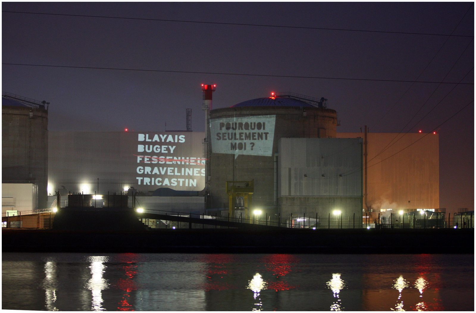 Jeudi 28 mars  matin à l'aube, des activistes ont projeté un immense message