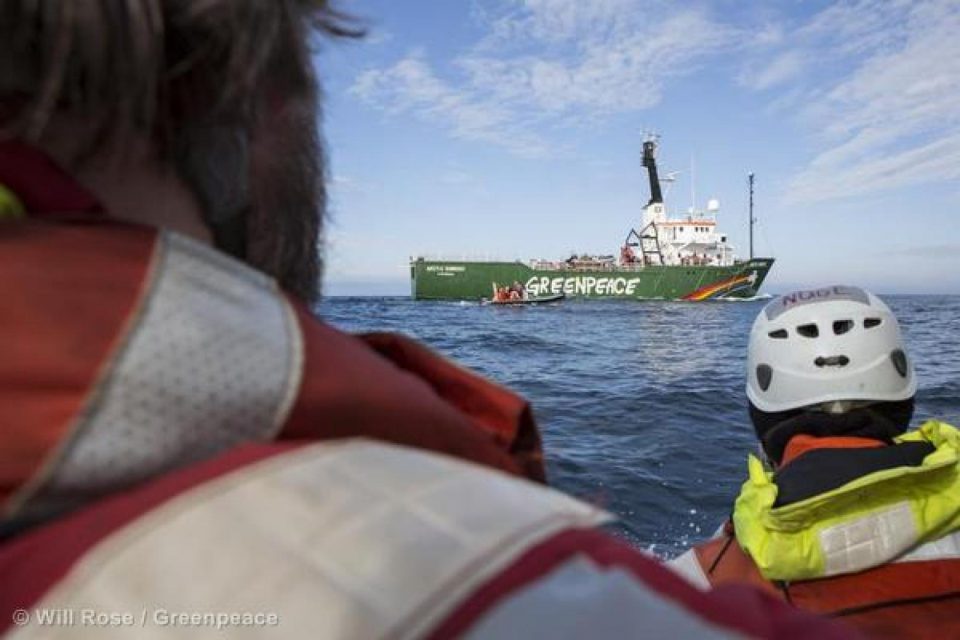 Le brise-glace de Greenpeace, l'Arctic Sunrise, fait face à un navire de tests 