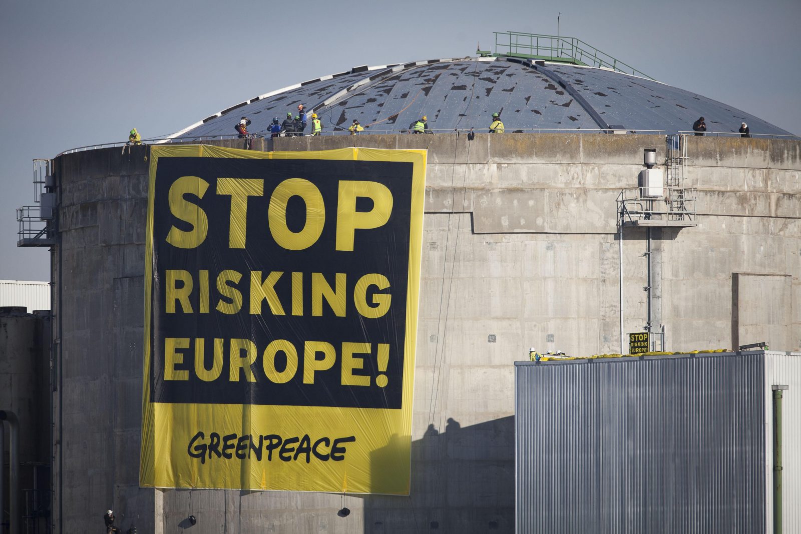 L'industrie nucléaire nous dit que l'énergie nucléaire est une source d'énergie fiable, qu'elle offre la sécurité énergétique. Allez donc dire ça aux Belges ou aux Britanniques, qui voient une part importante de leur flotte nucléaire à l'arrêt !