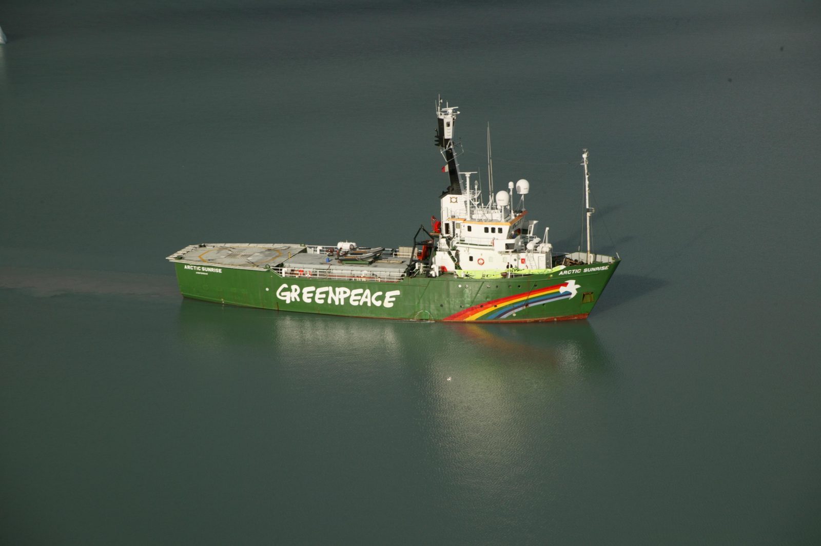 Ils tenaient à nous informer que le Comité d'enquête russe avait décidé – enfin – de lever le séquestre de l'Arctic Sunrise, notre brise-glace immobilisé illégalement depuis près de neuf mois dans le port de Mourmansk... 