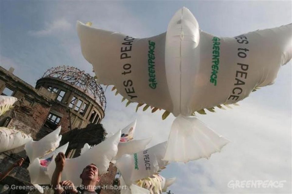 Pour Greenpeace, la paix, le pacifisme sont les meilleurs moyens de défense. Et