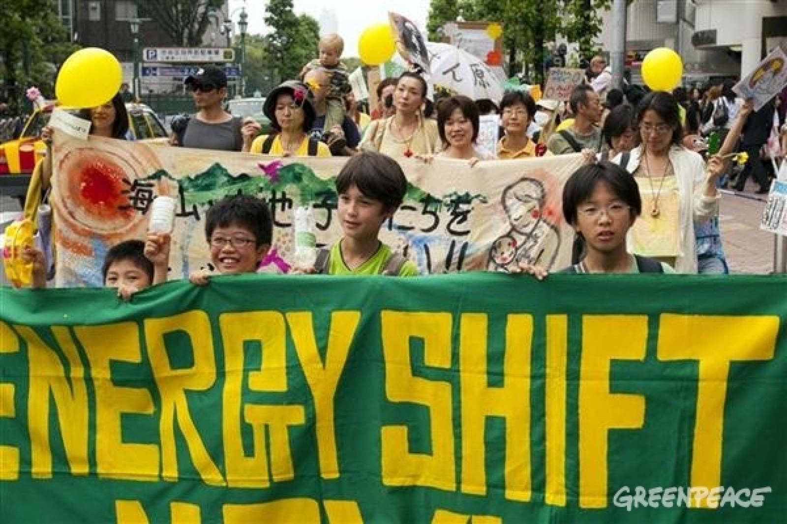 Un an sans nucléaire. Au Japon, le nucléaire, loin de renaître, tente de survivre. Il est plongé dans un coma profond depuis un an. Le remettre en marche relèverait de l'acharnement thérapeutique. Débranchons-le !