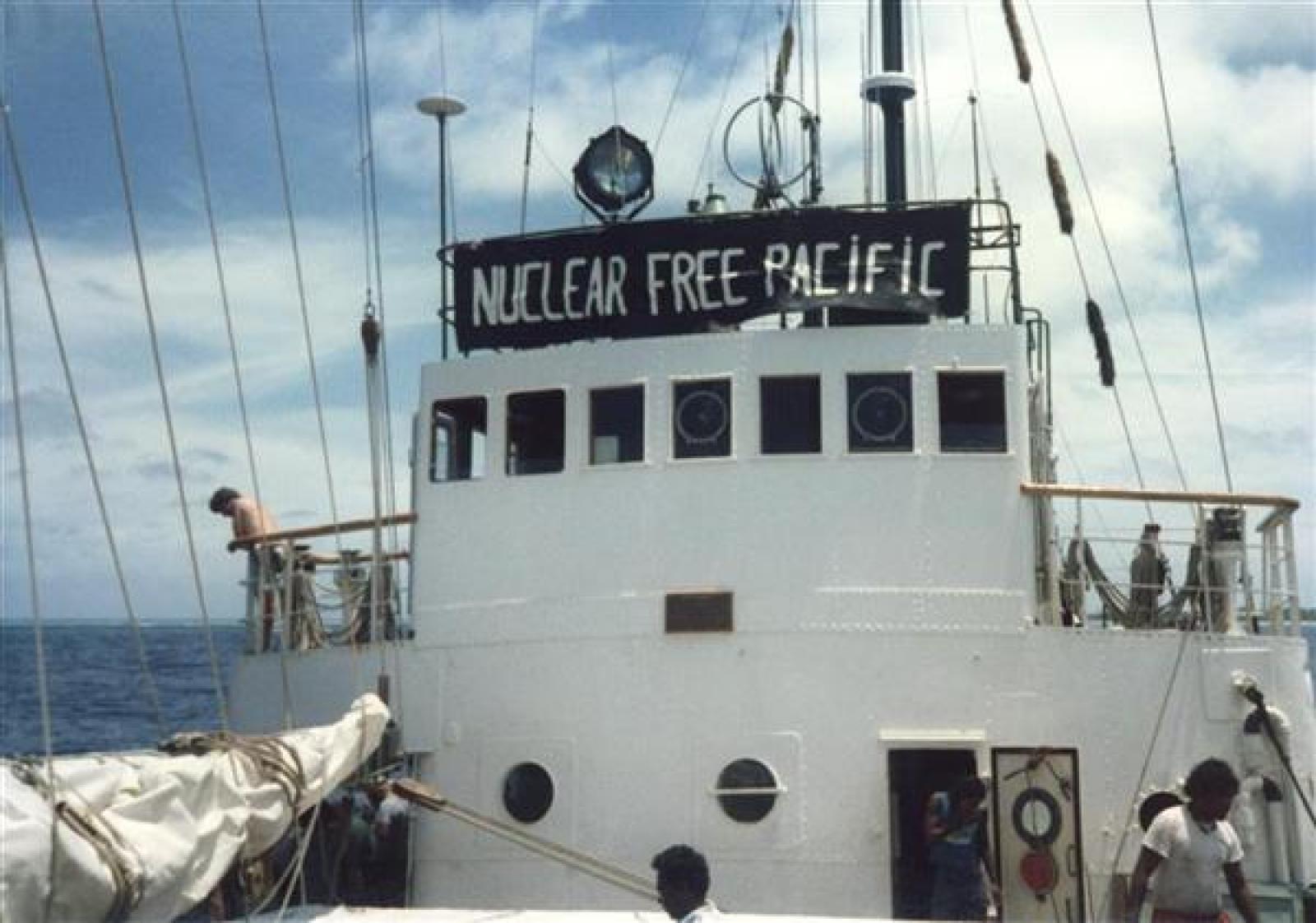 En 1971, à Vancouver, un groupe de douze militants pacifistes et écologistes embarquent à bord d'un vieux chalutier, le Phyllis Cormack, pour s'opposer aux essais nucléaires américains sur le site d'Amtchika en Alaska. Une action symbolique et audacieuse qui, en 1972 aboutit à l'arrêt des essais dans cette zone. Mais ailleurs l'atome continue à chauffer à blanc les esprits contestataires. C'est pour cela qu'en 1985 le mythique Rainbow Warrior naviguera jusqu'aux côtes de la Nouvelle-Zélande, où se produira l'impensable et causera la mort du militant écologiste Fernando Pereira.