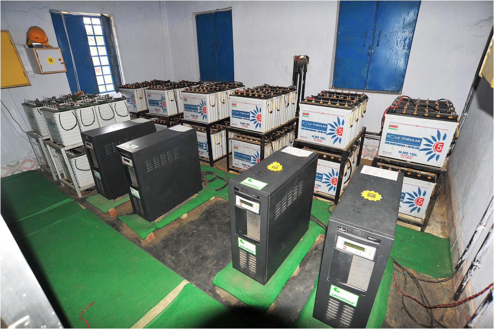 Dans un pays où les énergies fossiles sont la principale source d'électricité, Dharnaï est le premier village indien à être alimenté à 100% en énergie solaire. Jean-François Julliard, directeur de Greenpeace France, s'est rendu sur place.