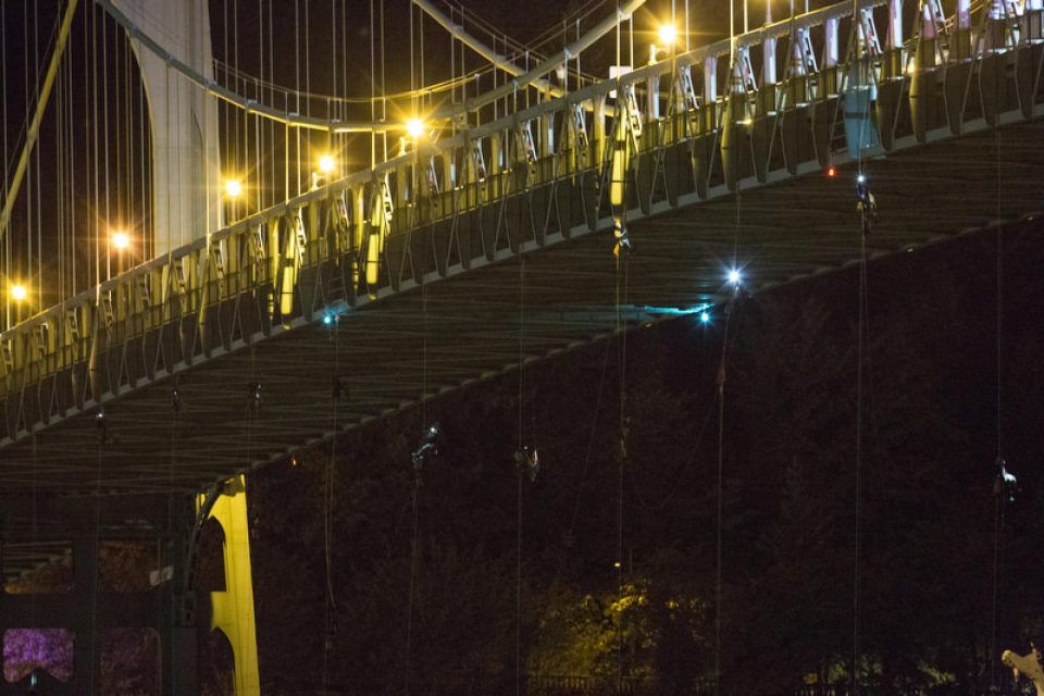 Depuis ce matin, 13 activistes de Greenpeace USA sont suspendus à un pont de P